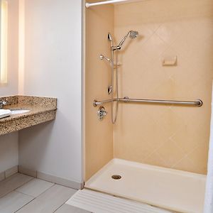Suite con Cama Queen Adaptada para Discapacitados